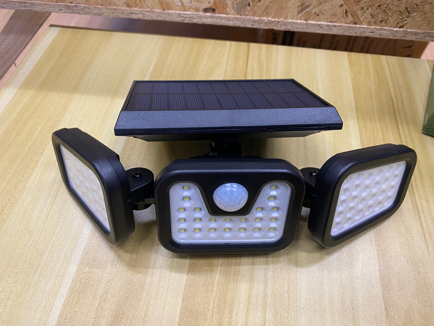 Lámpara solar de pared con sensor automático EZSOLAR de 700 lm de estilo oriental