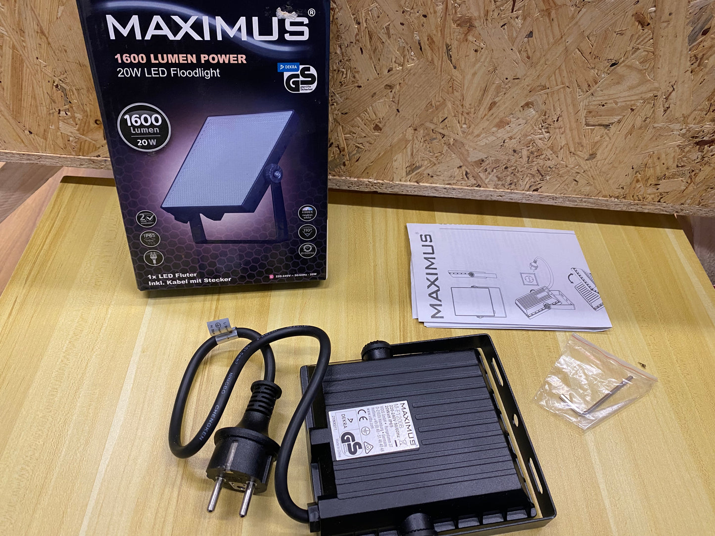MAXIMUS - Proyector LED de 20 W 1600 lúmenes