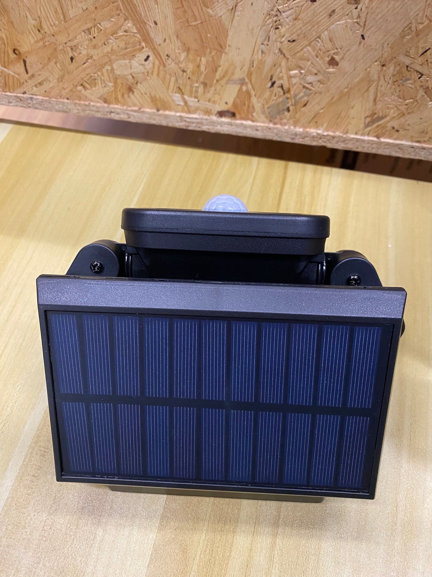 Lámpara solar de pared con sensor automático EZSOLAR de 700 lm de estilo oriental